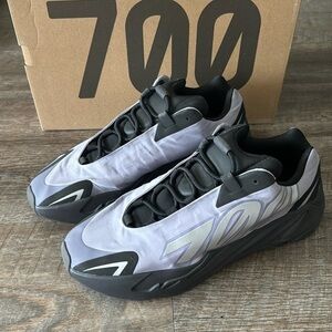 YZY 700 MNVN Geode, Size US 12
